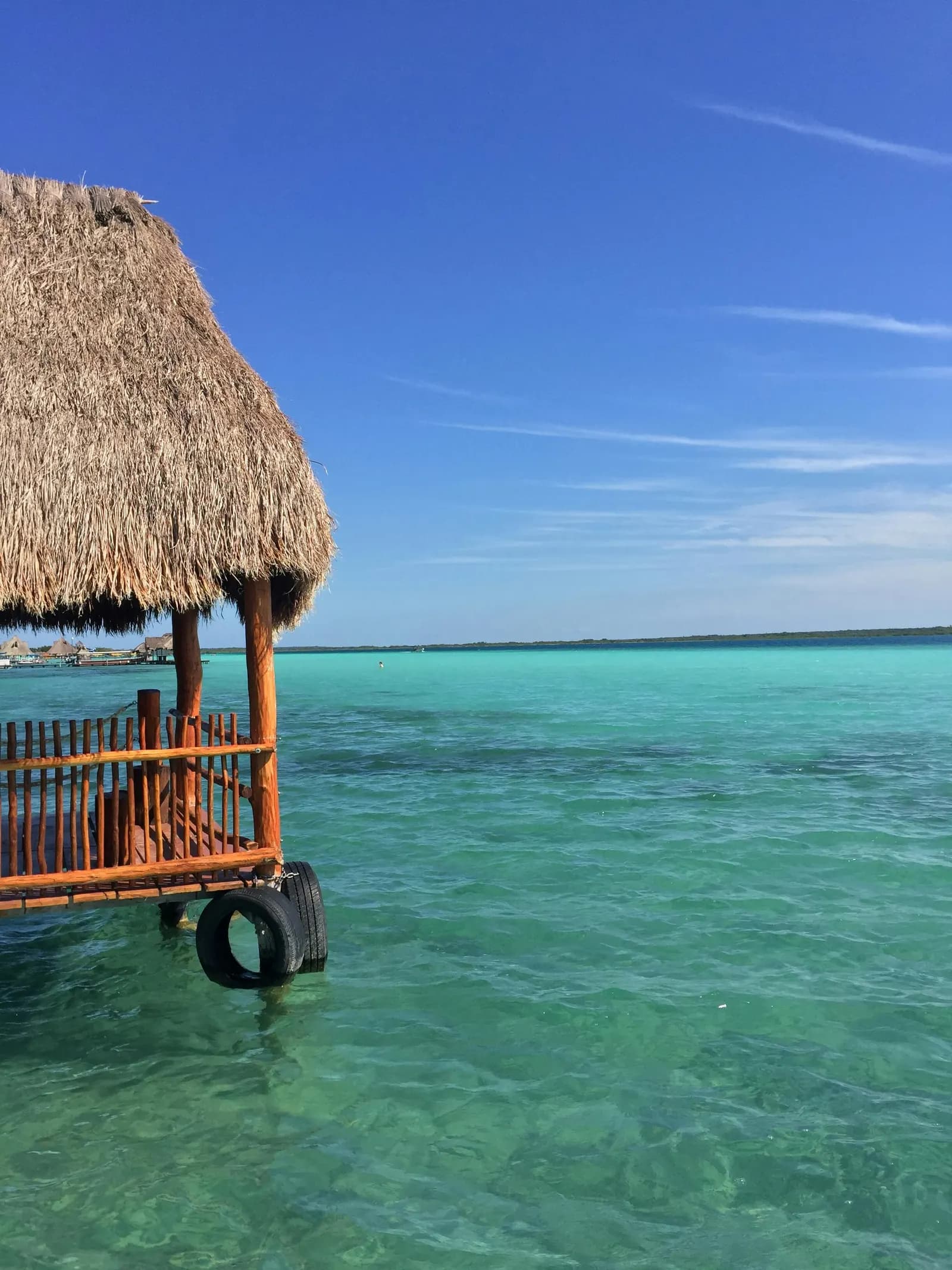Palapa sobre la laguna de Bacalar