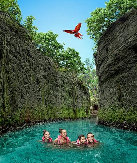 Viajeras nadando en un río de Xcaret